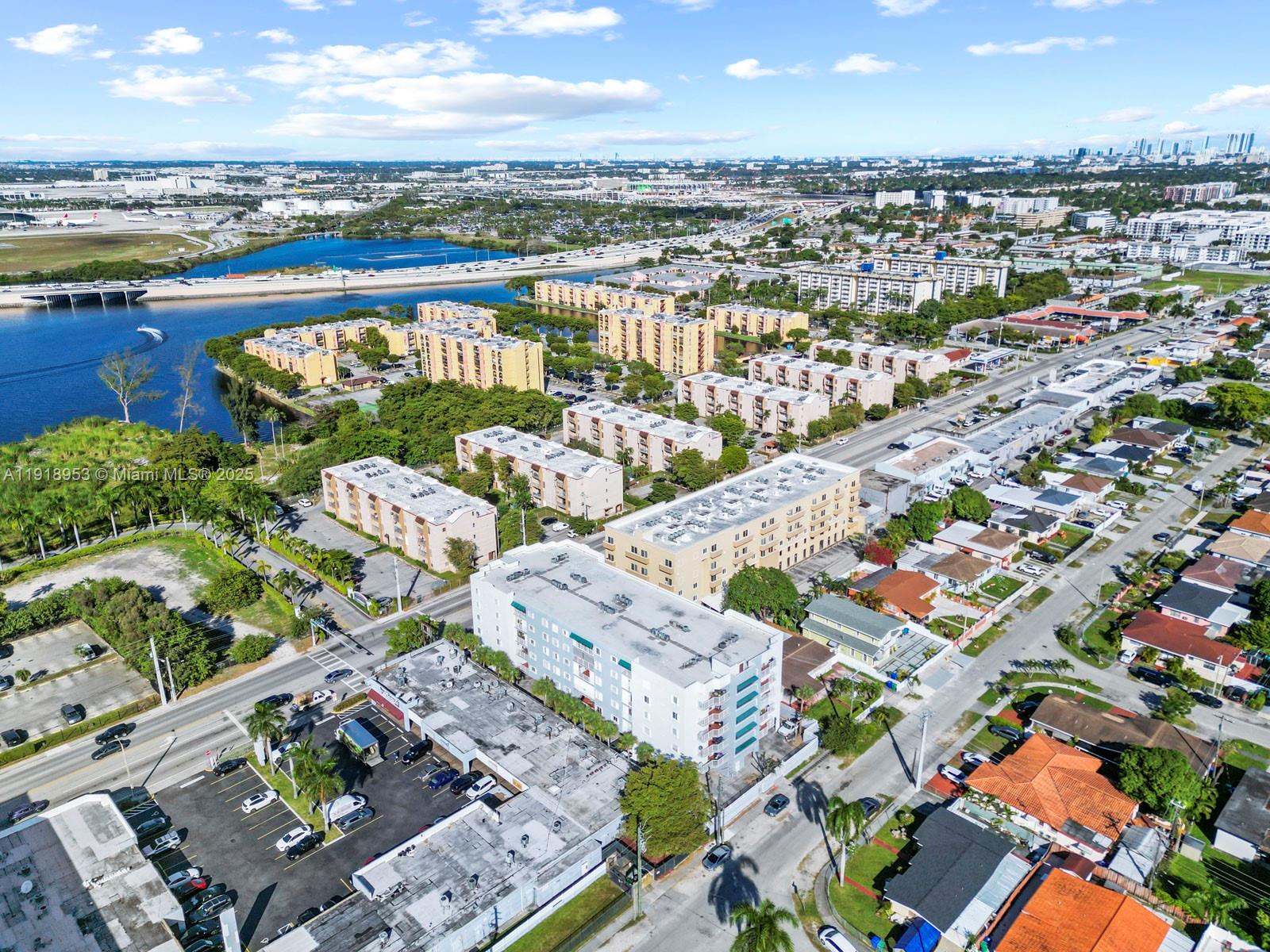 VISTA LAKE CONDO - Residential