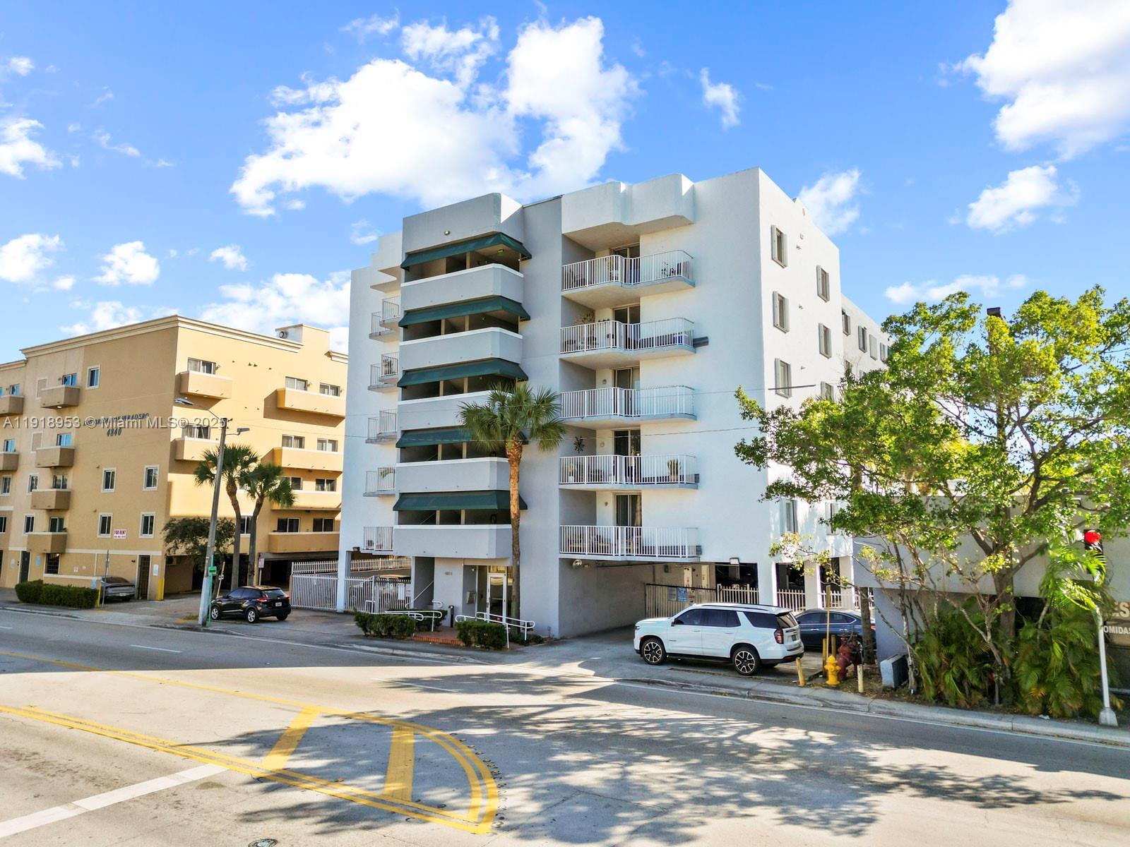 VISTA LAKE CONDO - Residential