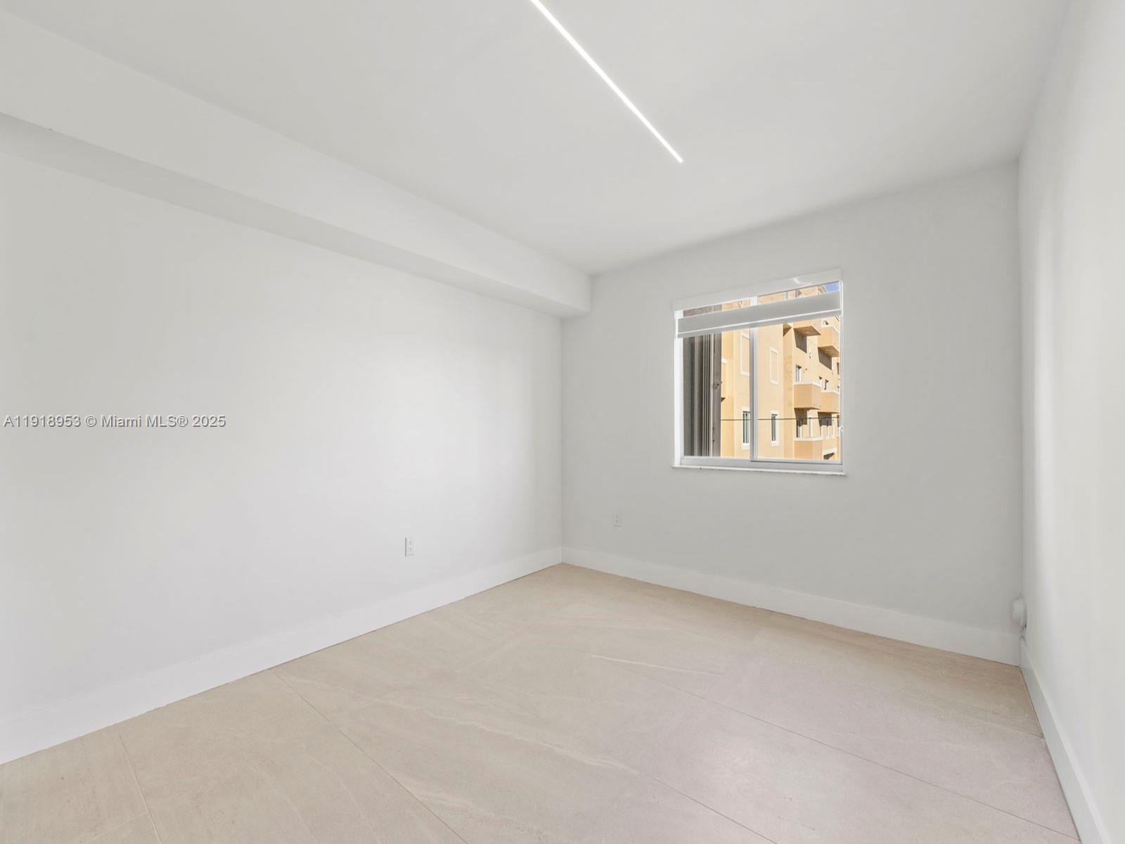 VISTA LAKE CONDO - Residential