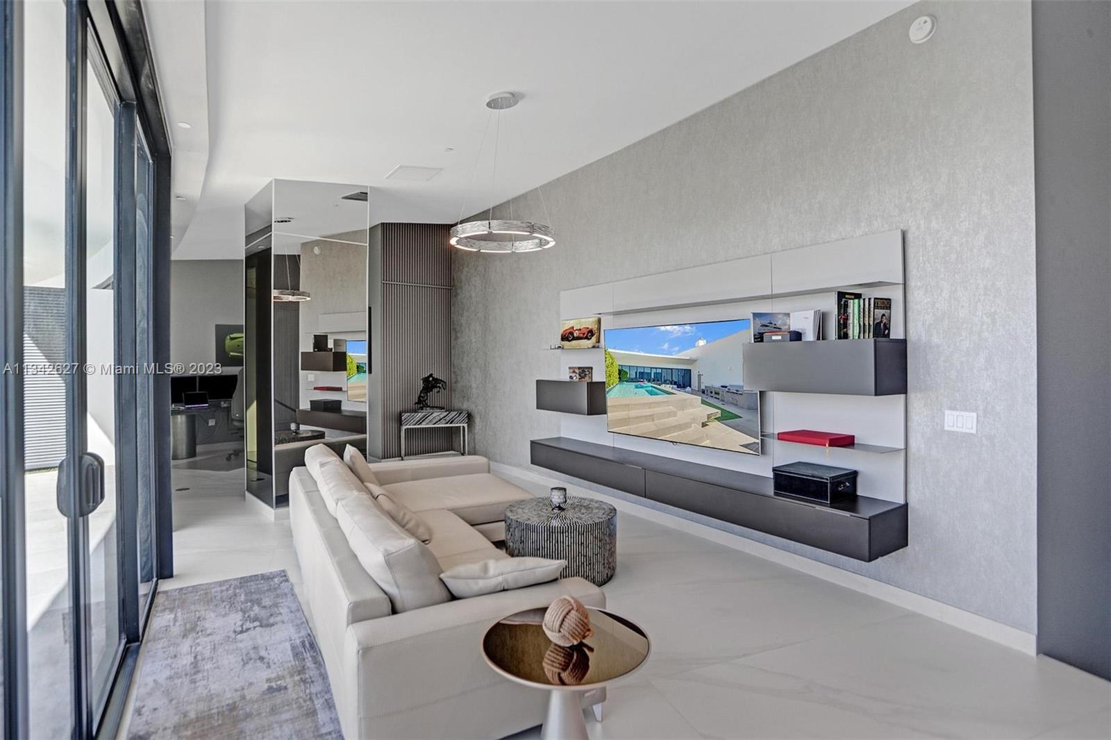 PRIVE CONDO - Residential