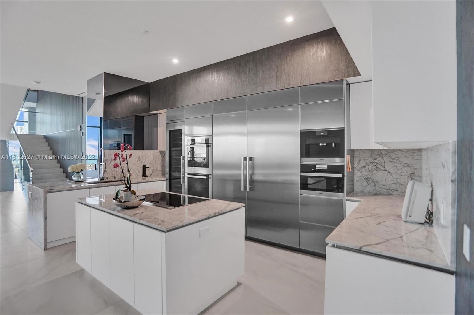 PRIVE CONDO - Residential