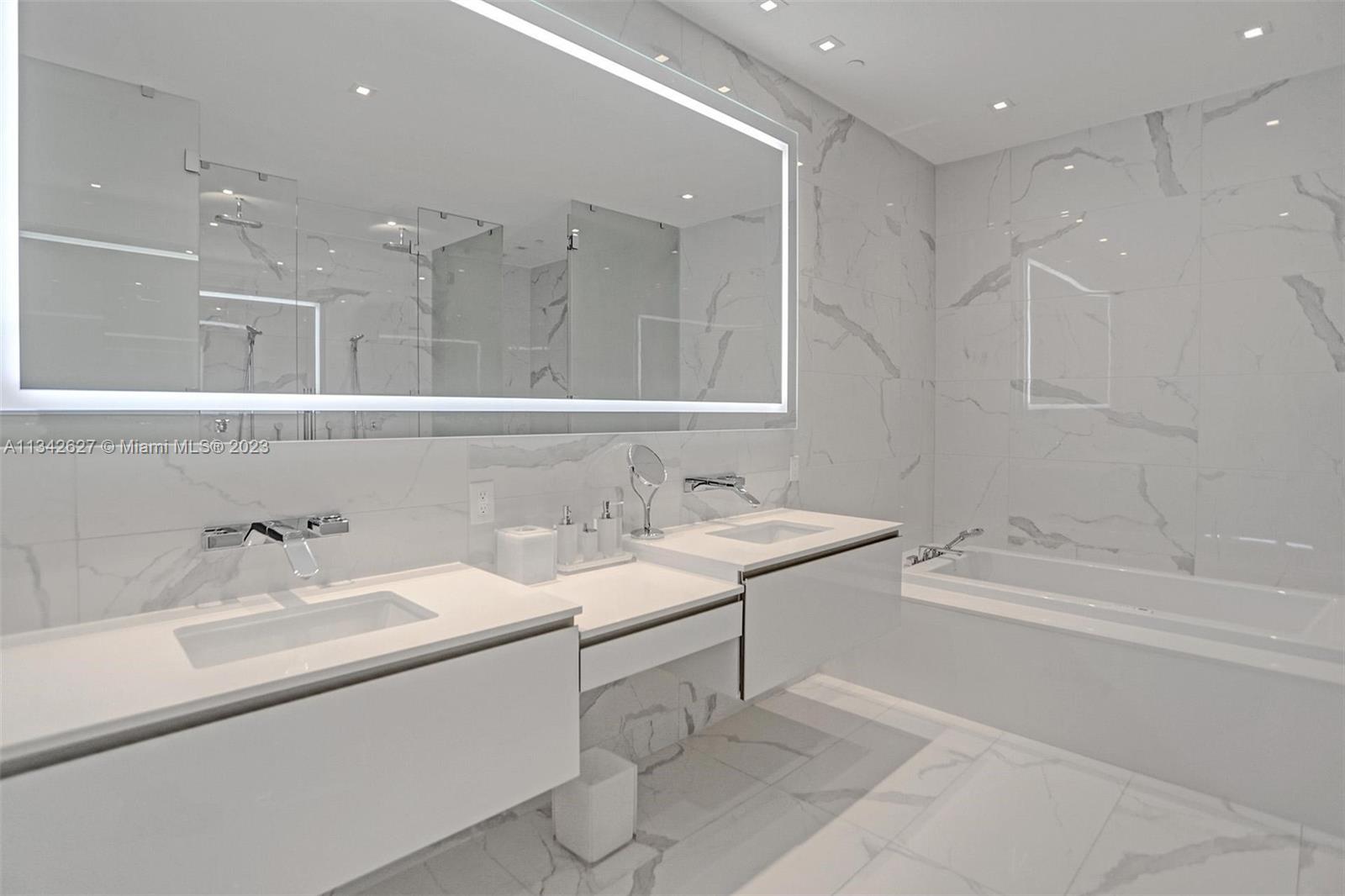 PRIVE CONDO - Residential