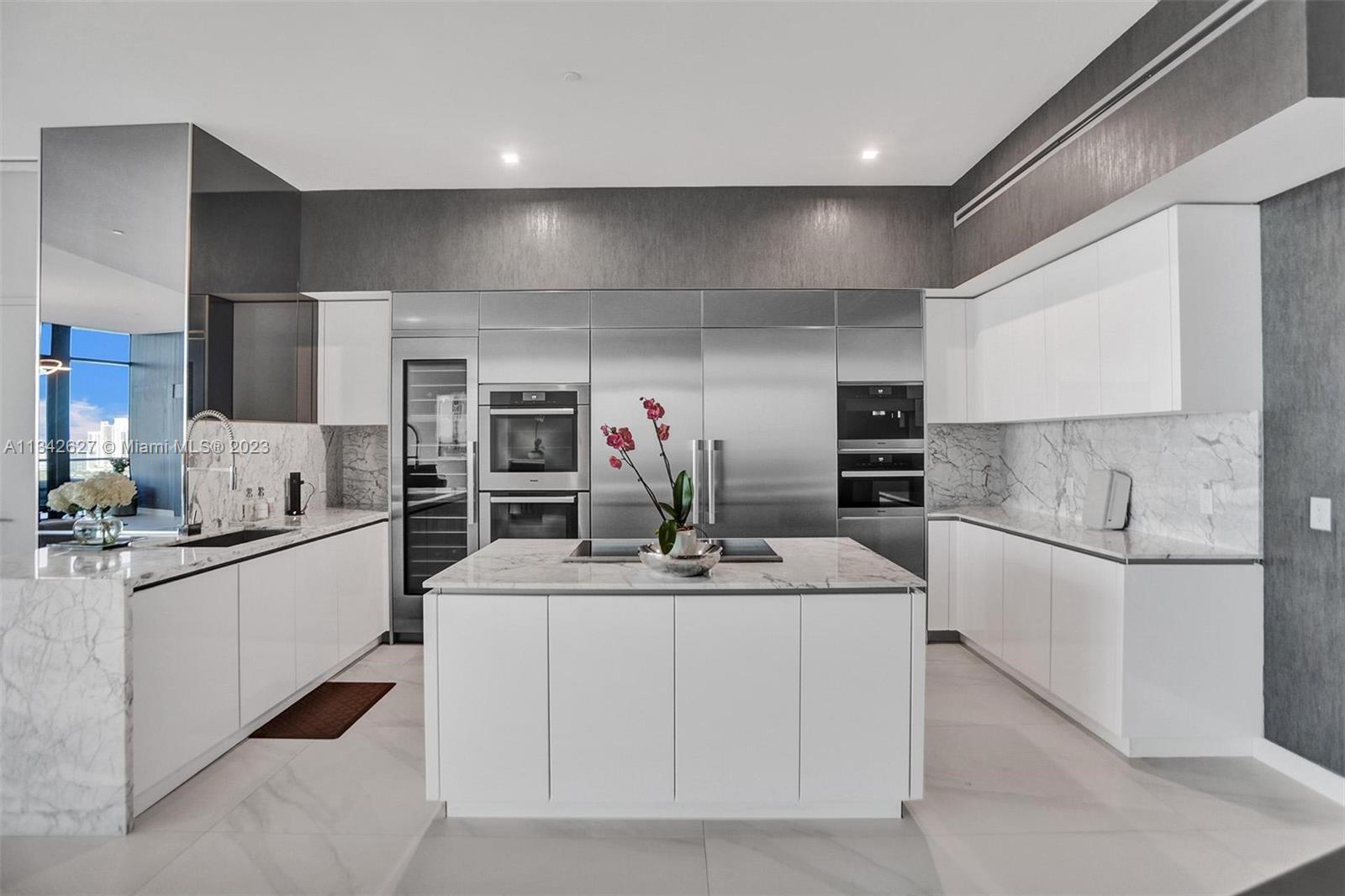 PRIVE CONDO - Residential