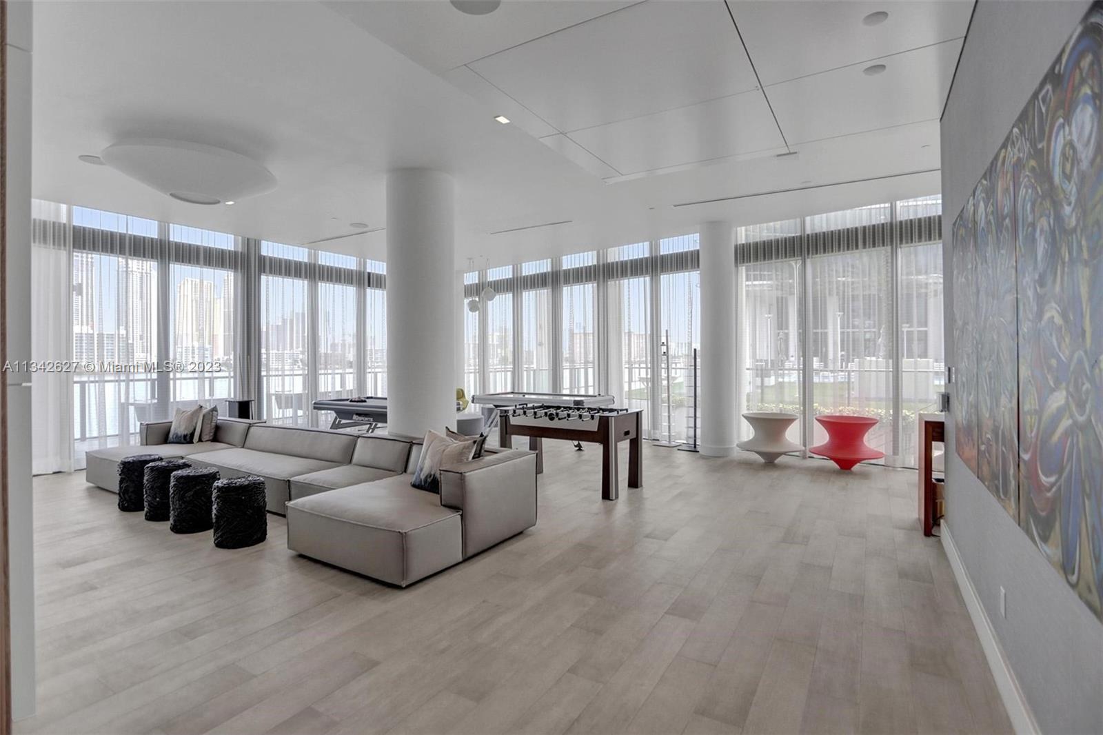 PRIVE CONDO - Residential