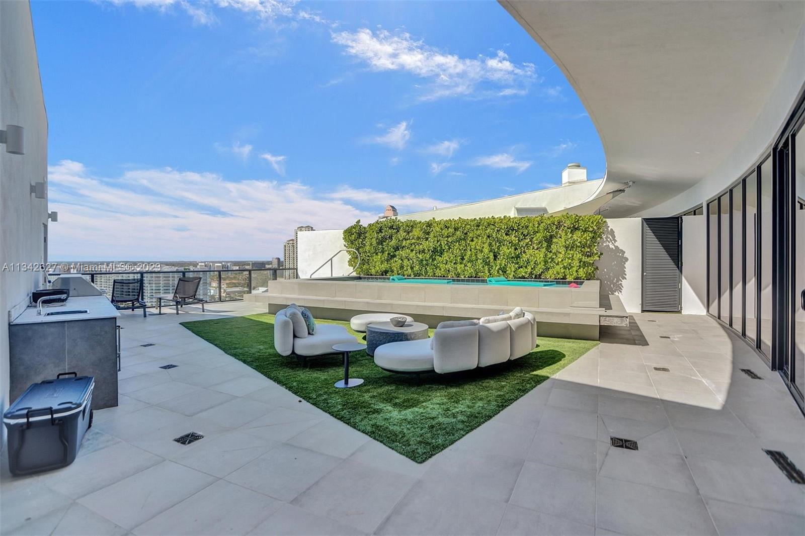 PRIVE CONDO - Residential