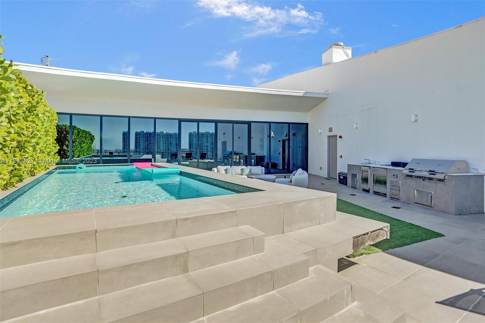 PRIVE CONDO - Residential