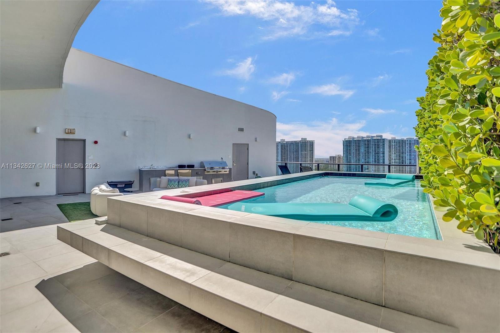 PRIVE CONDO - Residential