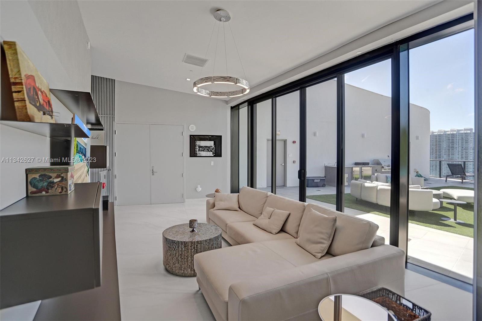 PRIVE CONDO - Residential