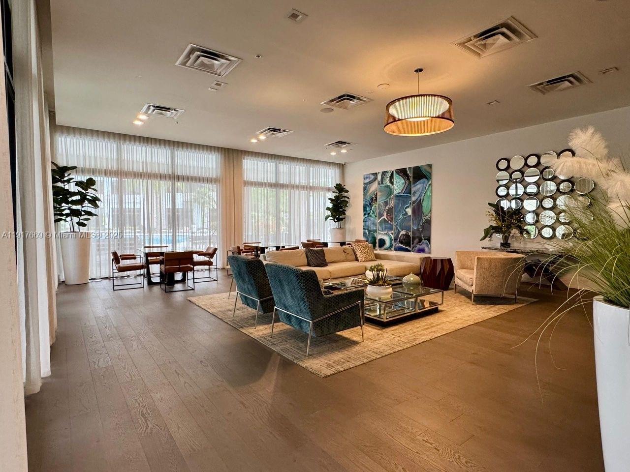 DOWNTOWN DORAL SOUTH PHAS - Residential