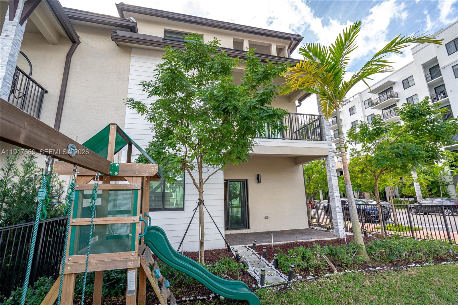 DOWNTOWN DORAL SOUTH PHAS - Residential