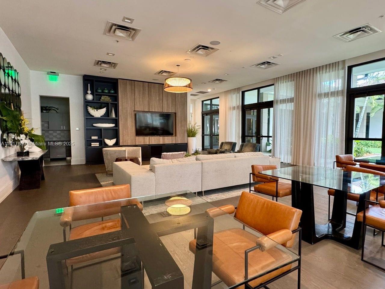 DOWNTOWN DORAL SOUTH PHAS - Residential