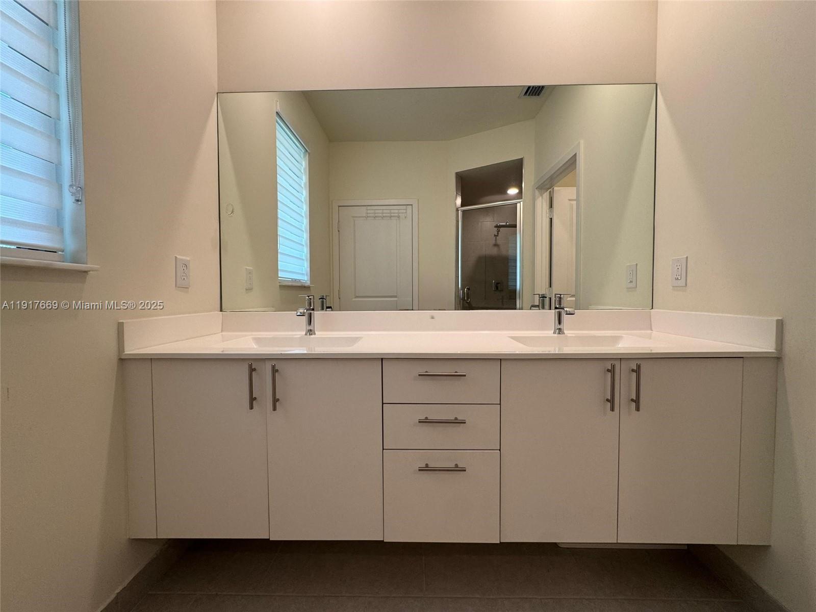 DOWNTOWN DORAL SOUTH PHAS - Residential