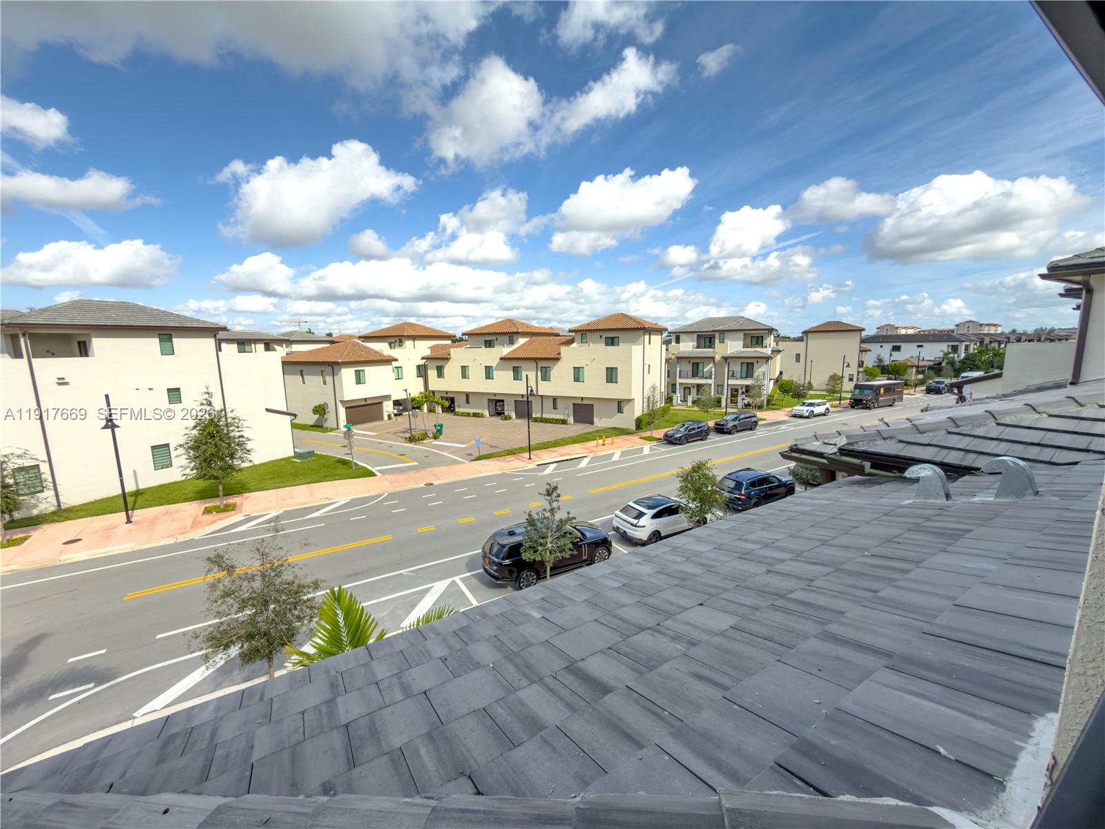 DOWNTOWN DORAL SOUTH PHAS - Residential