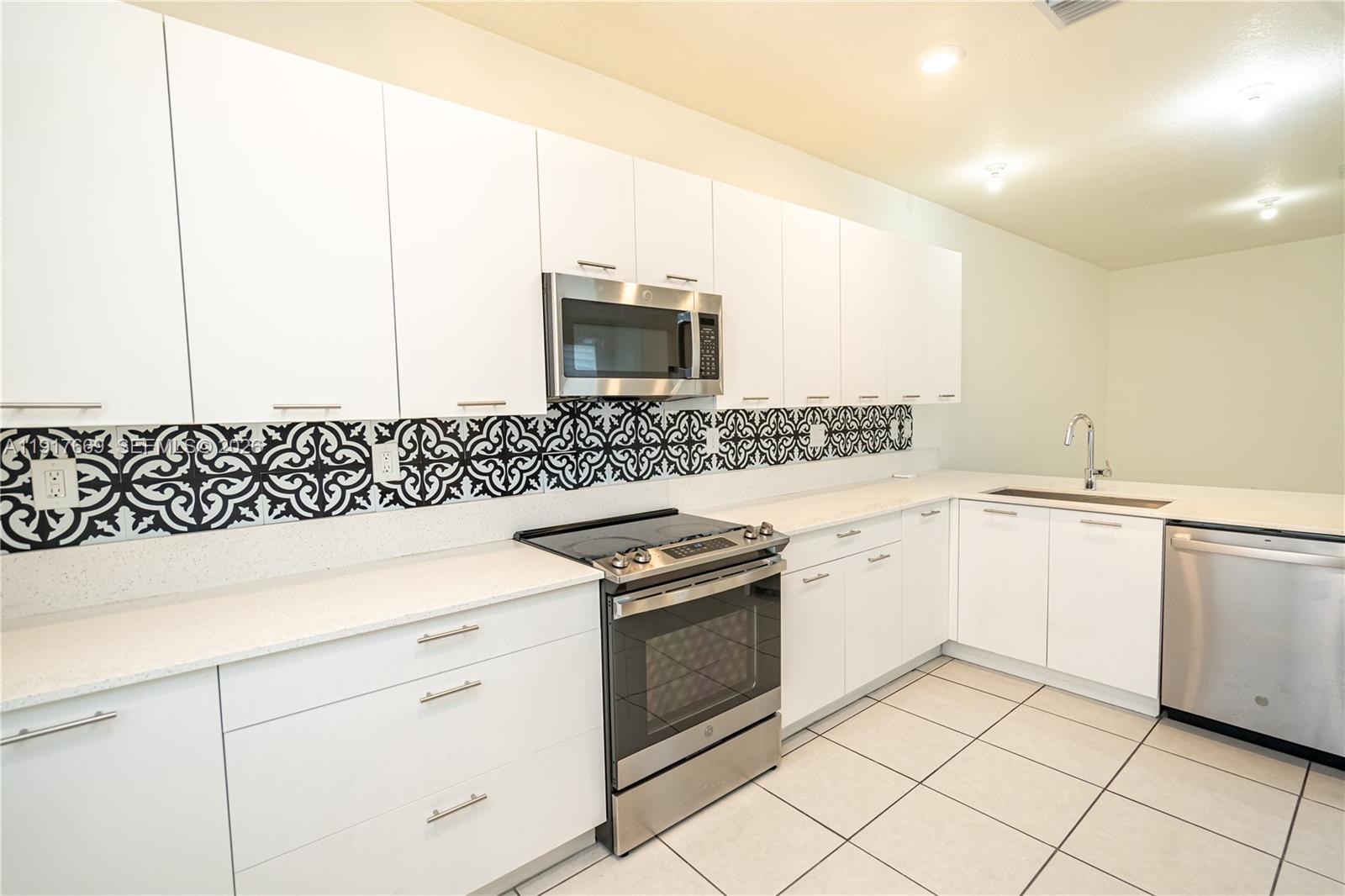 DOWNTOWN DORAL SOUTH PHAS - Residential