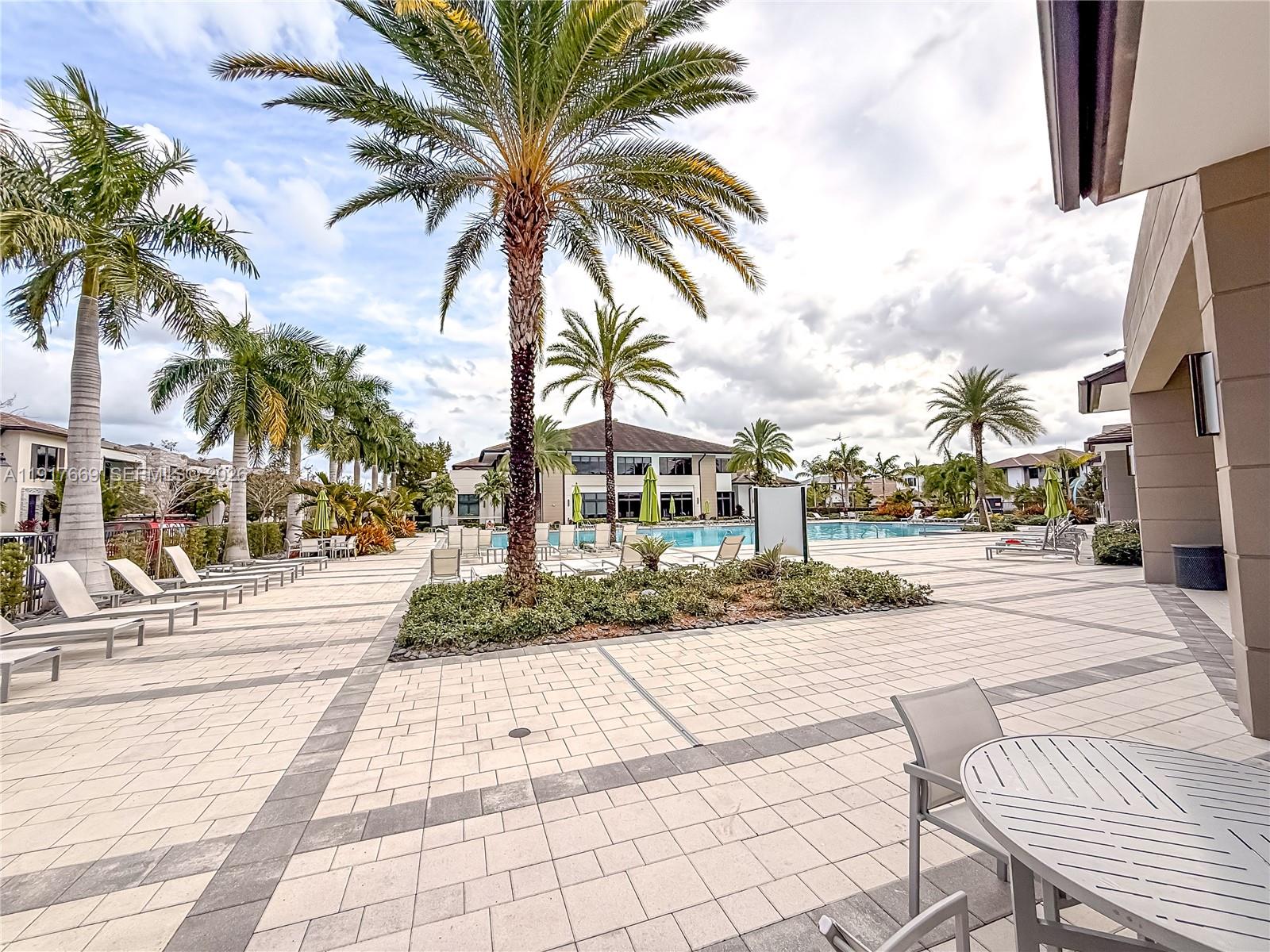 DOWNTOWN DORAL SOUTH PHAS - Residential