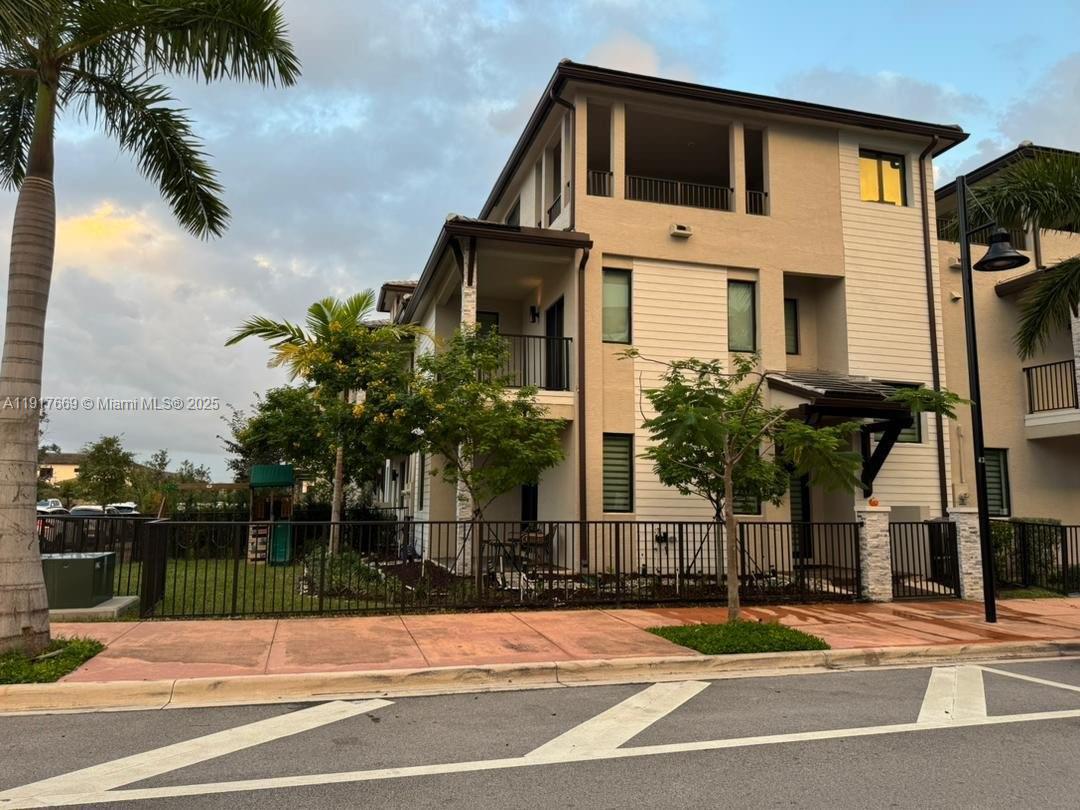 DOWNTOWN DORAL SOUTH PHAS - Residential
