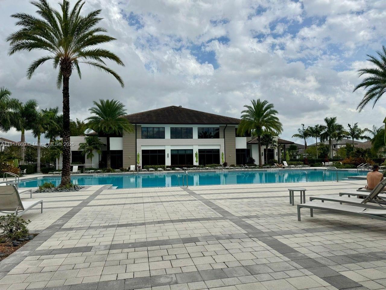 DOWNTOWN DORAL SOUTH PHAS - Residential