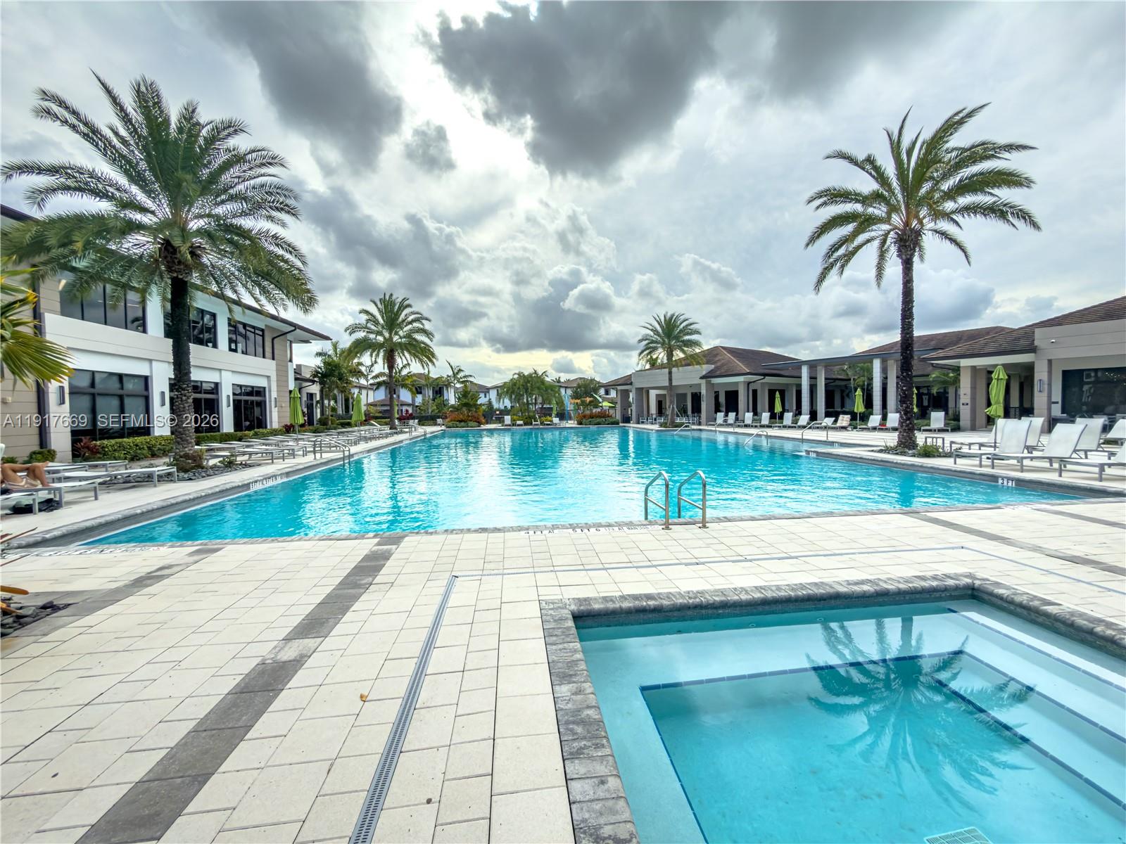 DOWNTOWN DORAL SOUTH PHAS - Residential