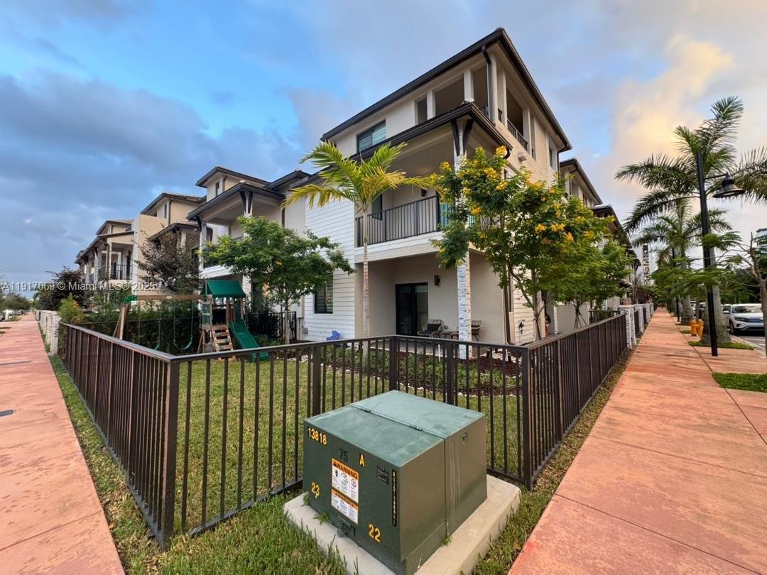 DOWNTOWN DORAL SOUTH PHAS - Residential