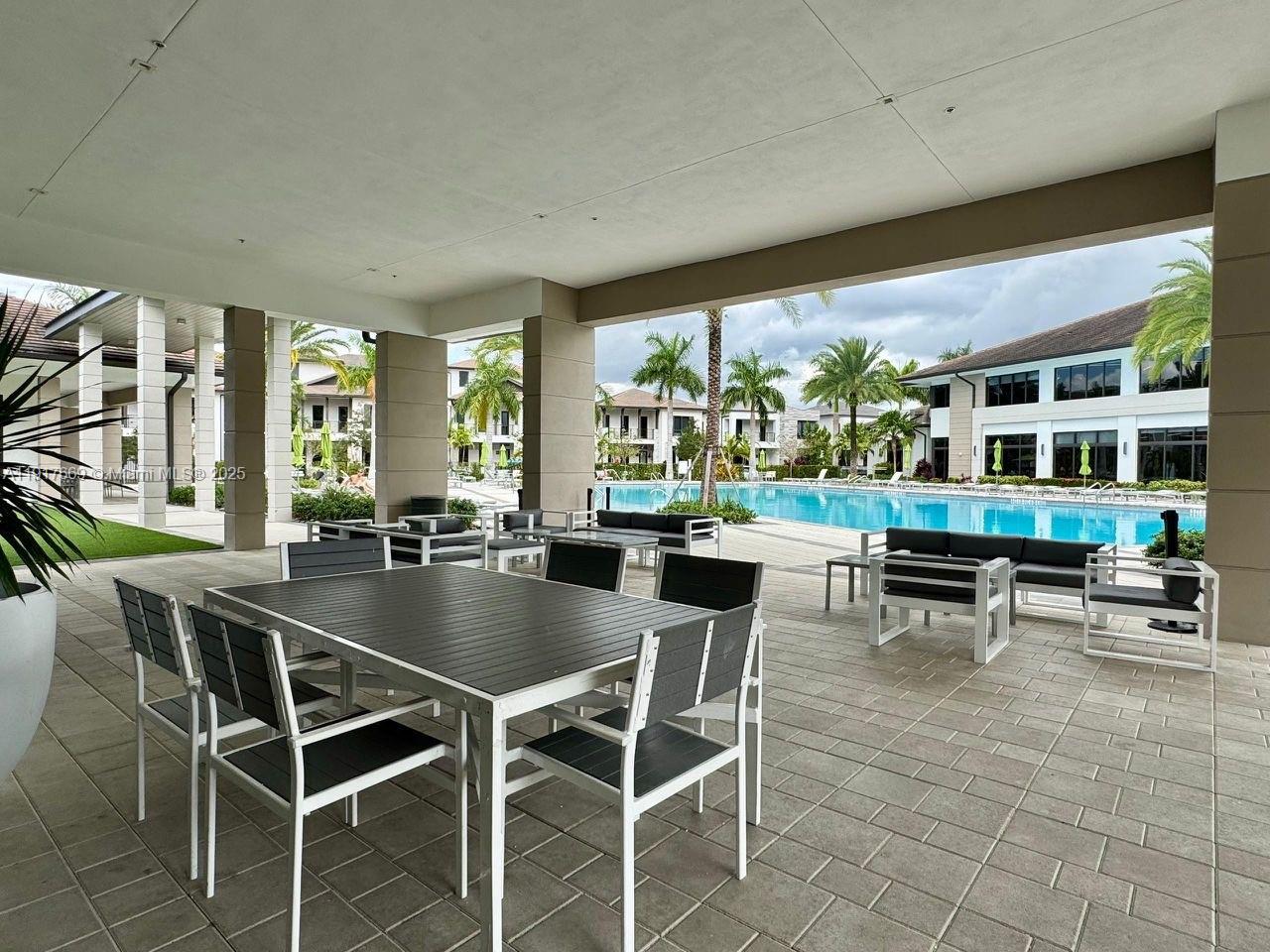 DOWNTOWN DORAL SOUTH PHAS - Residential
