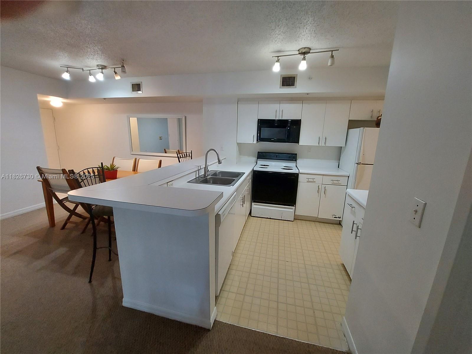 ROYAL GRAND CONDO - Residential