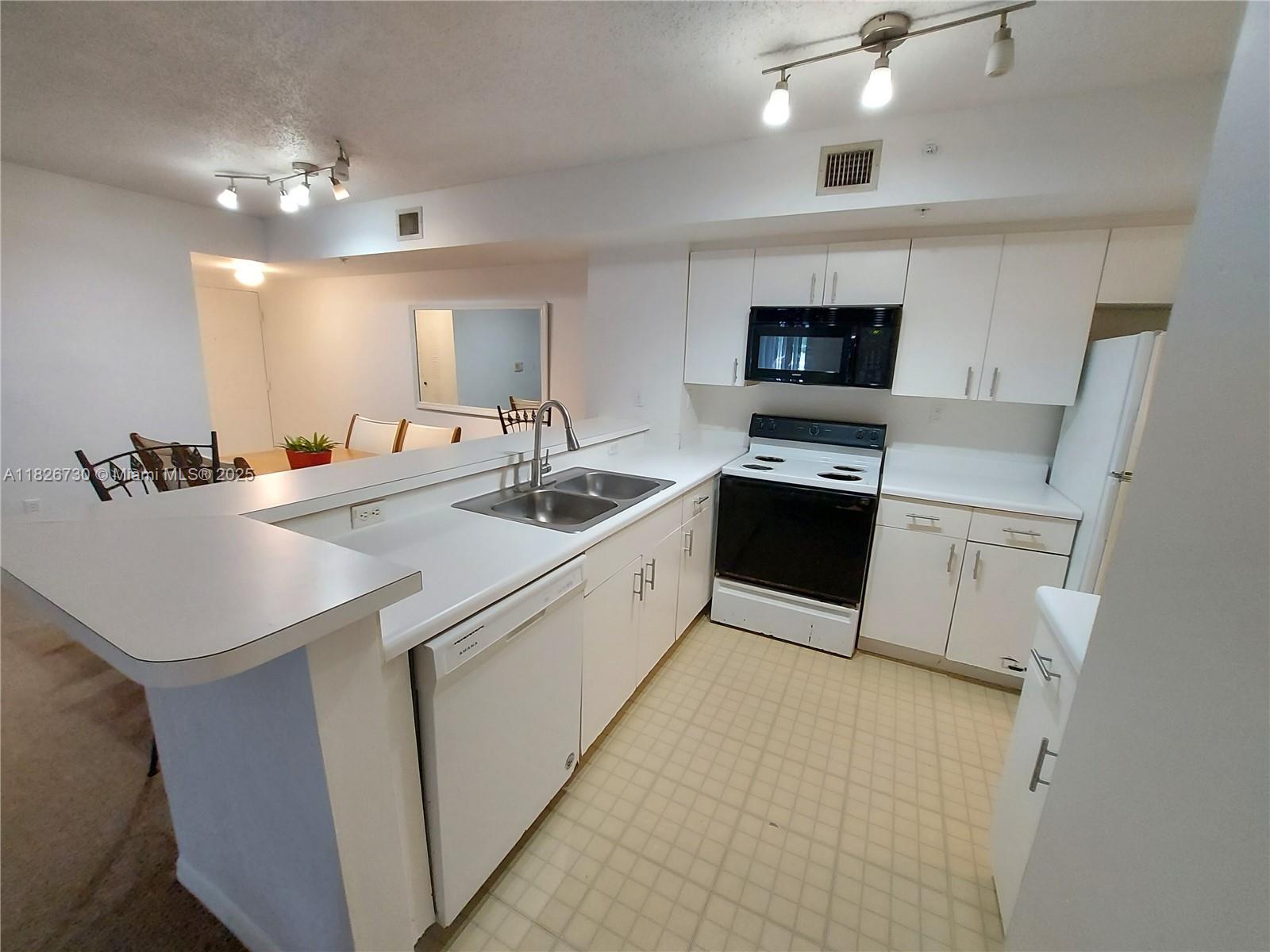 ROYAL GRAND CONDO - Residential