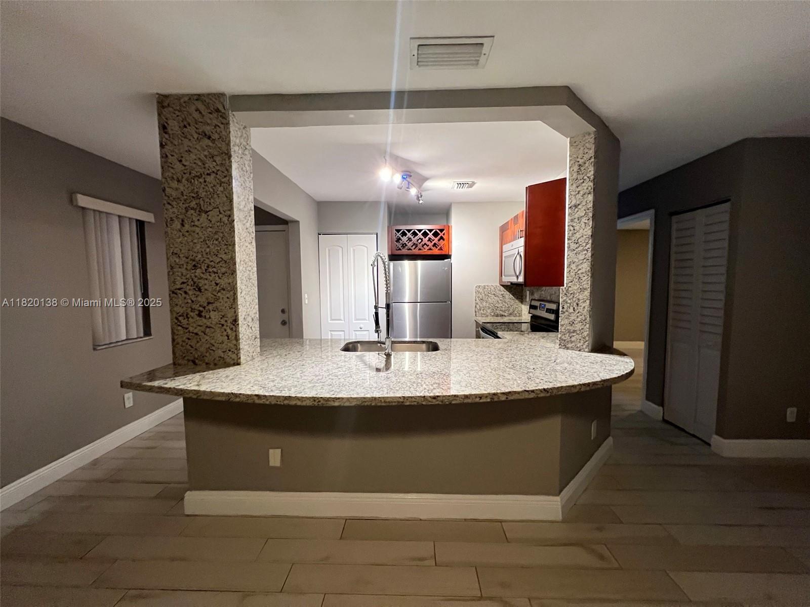 3421 Nw 44th St 104, Oakland Park, Miami-Dade County, Florida - 1 Bedrooms  
1 Bathrooms - 