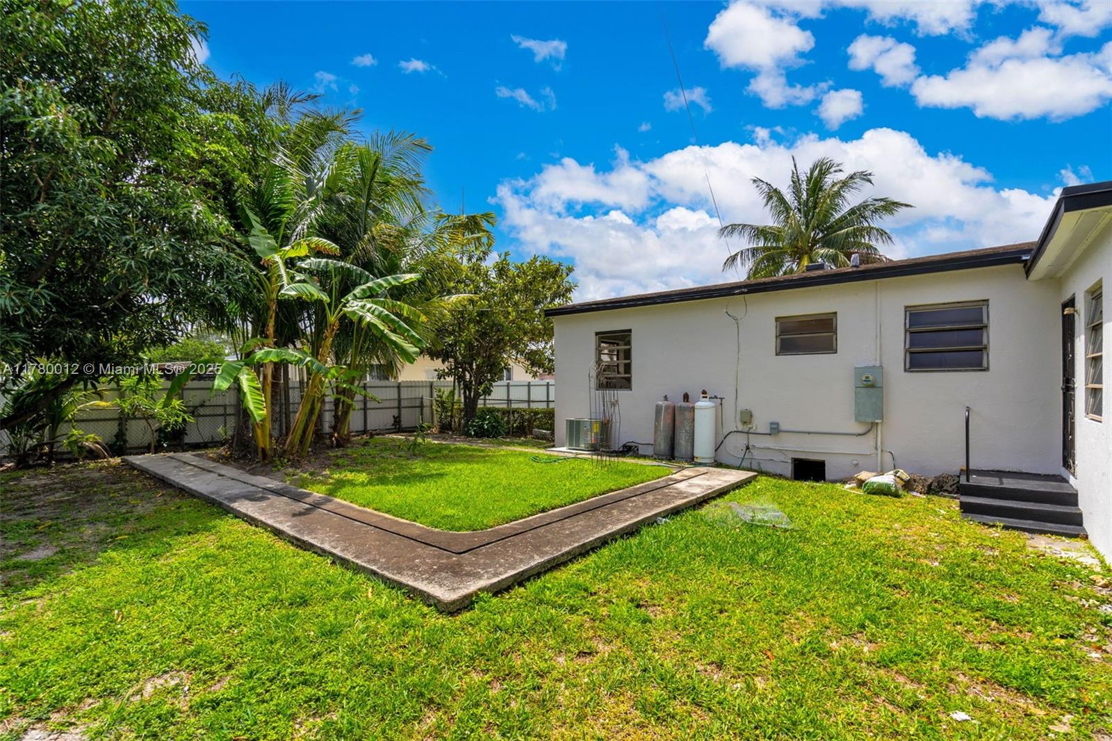 CRAVERO LAKE SHORE ESTATE - Residential