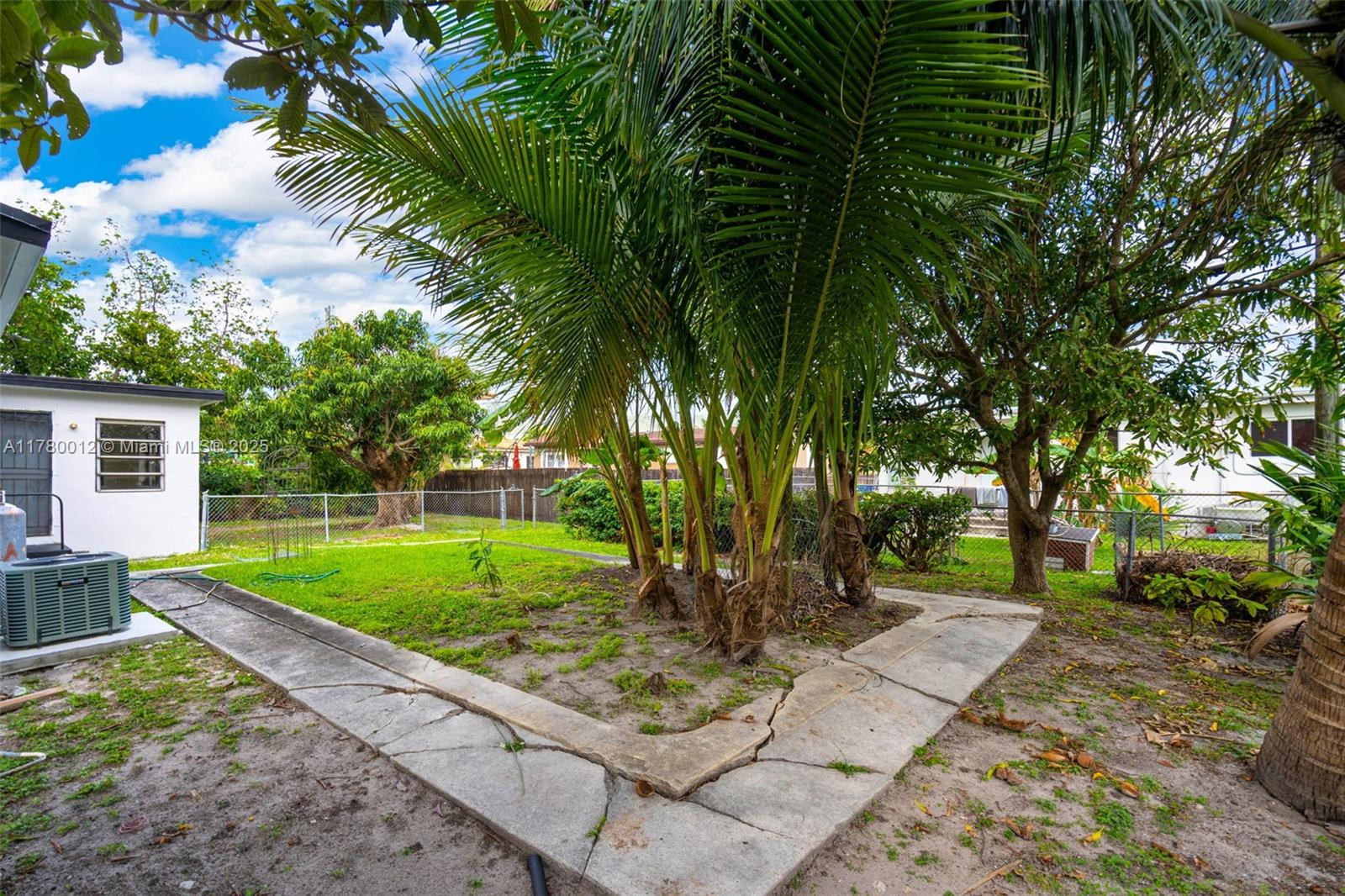 CRAVERO LAKE SHORE ESTATE - Residential