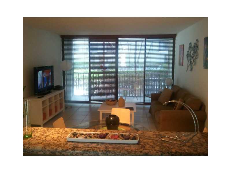Cozy 1 bed/1 bath in the heart of Aventura, tile floors. 5 min from the beach, walking distance to Aventura Mall and others shopping, Aventura hospital,courtesy shutter