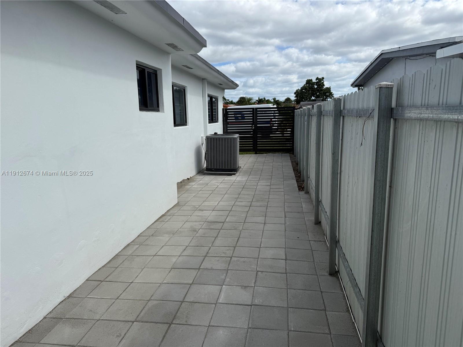 PALM SPRINGS ESTS 9TH ADD - Residential Lease