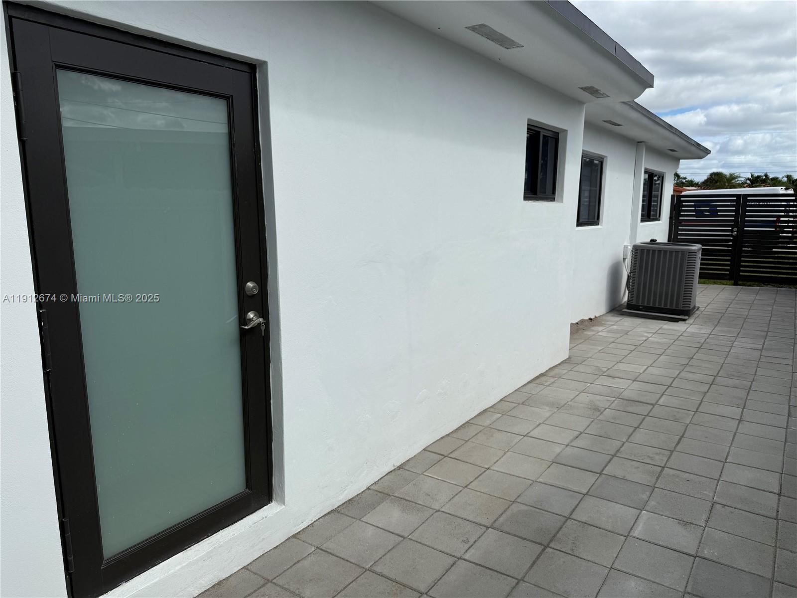 PALM SPRINGS ESTS 9TH ADD - Residential Lease