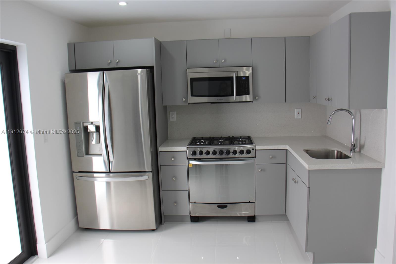 PALM SPRINGS ESTS 9TH ADD - Residential Lease