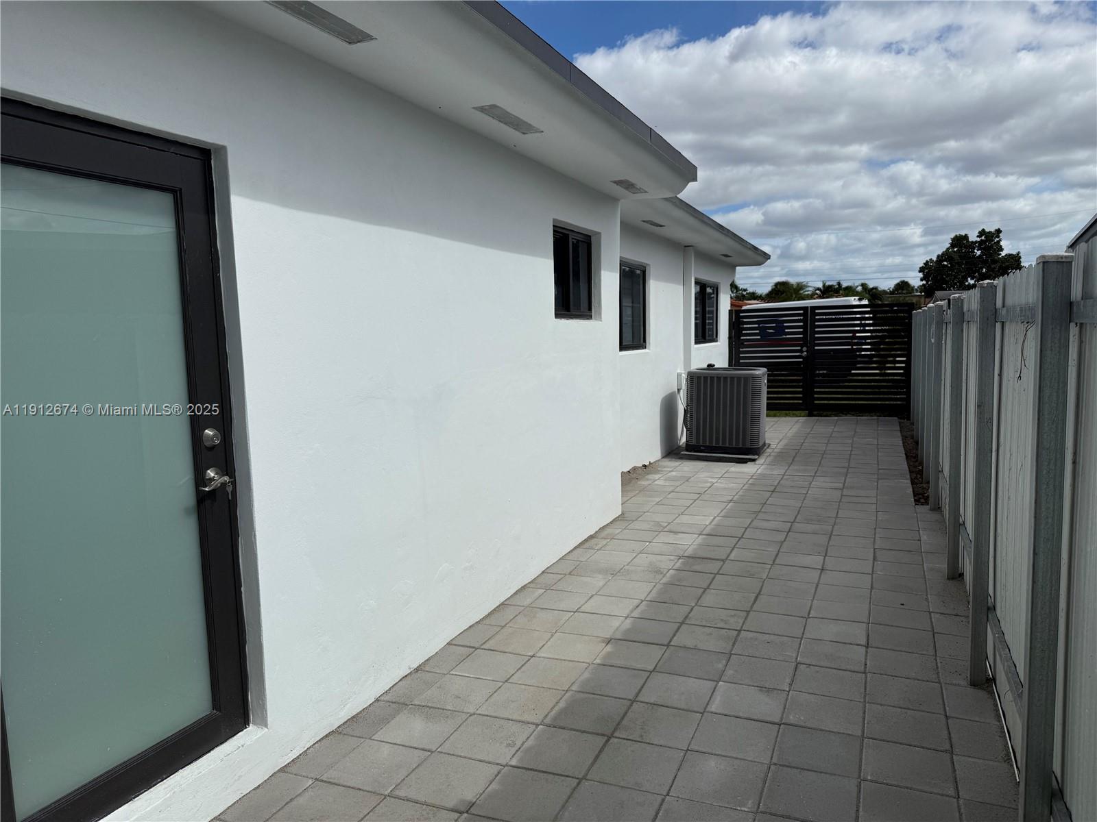 PALM SPRINGS ESTS 9TH ADD - Residential Lease