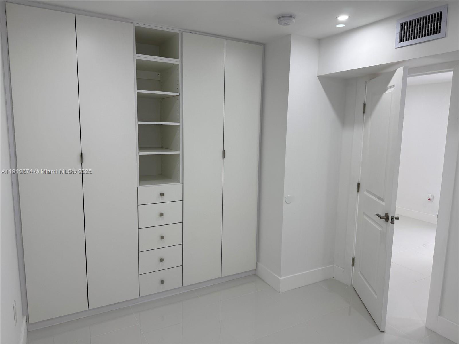 PALM SPRINGS ESTS 9TH ADD - Residential Lease