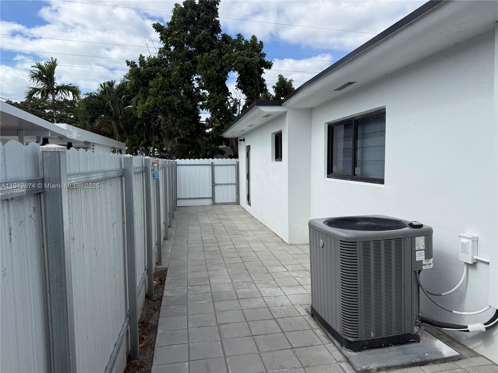 PALM SPRINGS ESTS 9TH ADD - Residential Lease