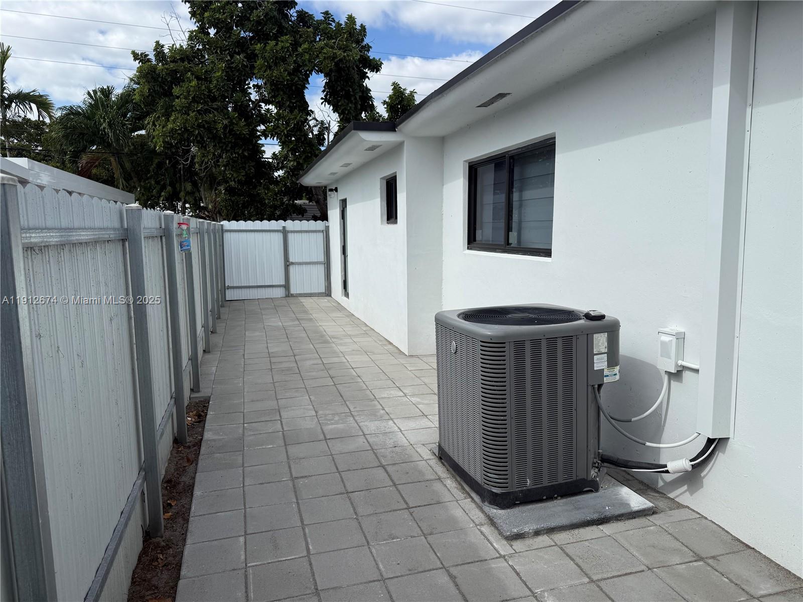 PALM SPRINGS ESTS 9TH ADD - Residential Lease