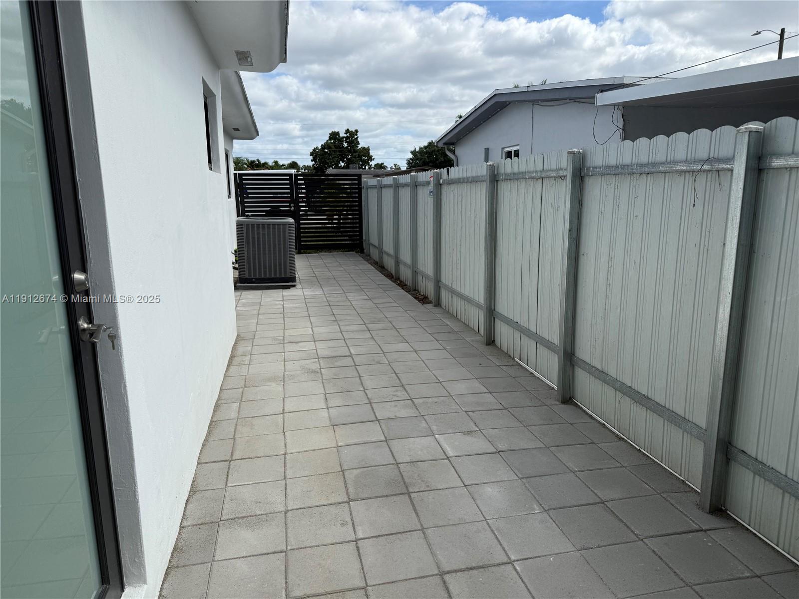 PALM SPRINGS ESTS 9TH ADD - Residential Lease