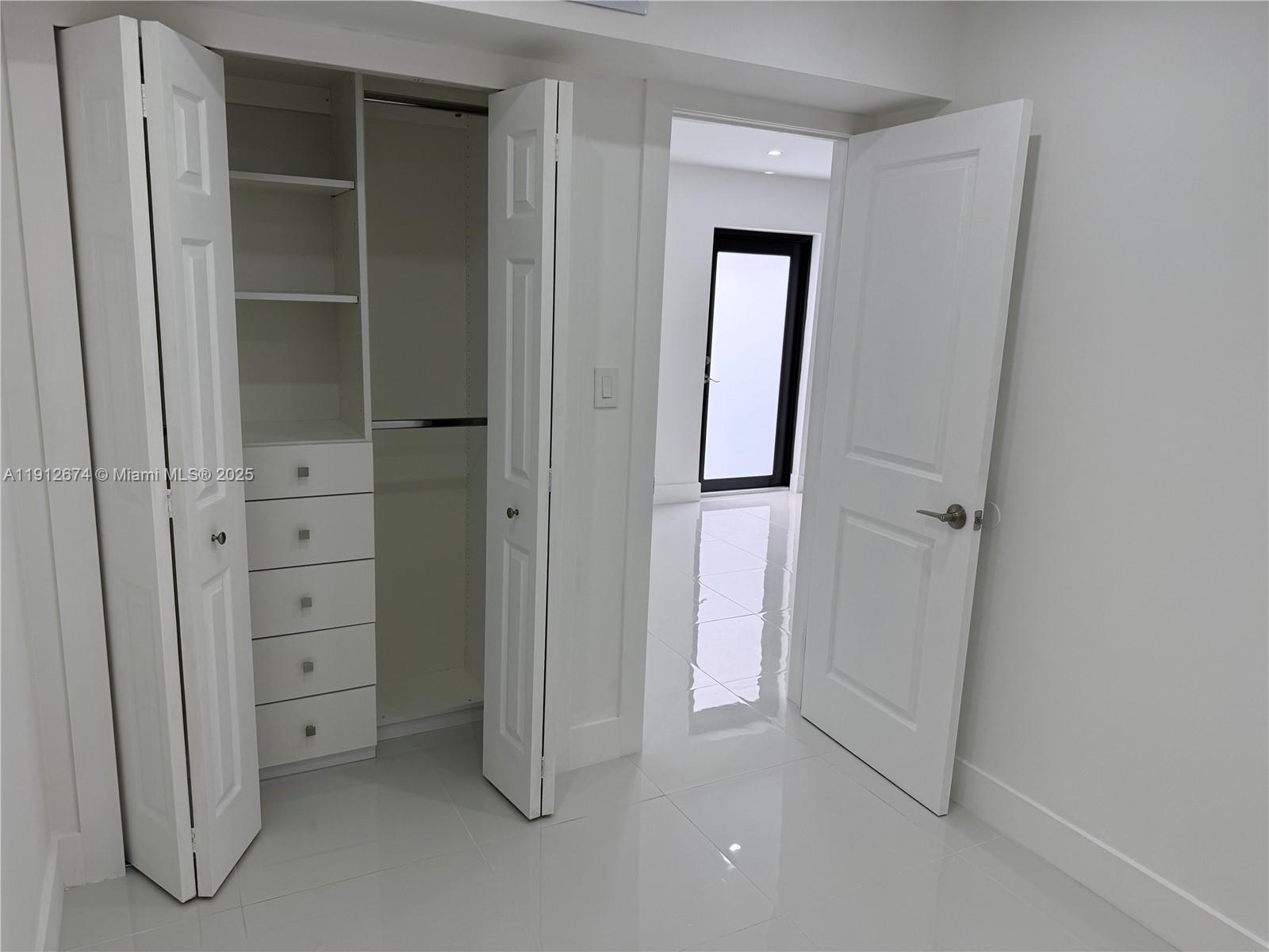 PALM SPRINGS ESTS 9TH ADD - Residential Lease