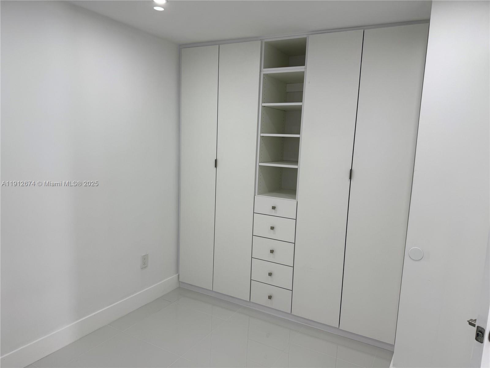 PALM SPRINGS ESTS 9TH ADD - Residential Lease