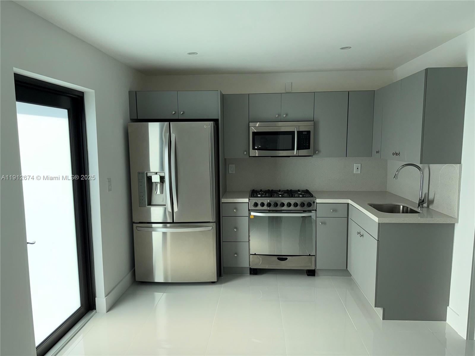 PALM SPRINGS ESTS 9TH ADD - Residential Lease