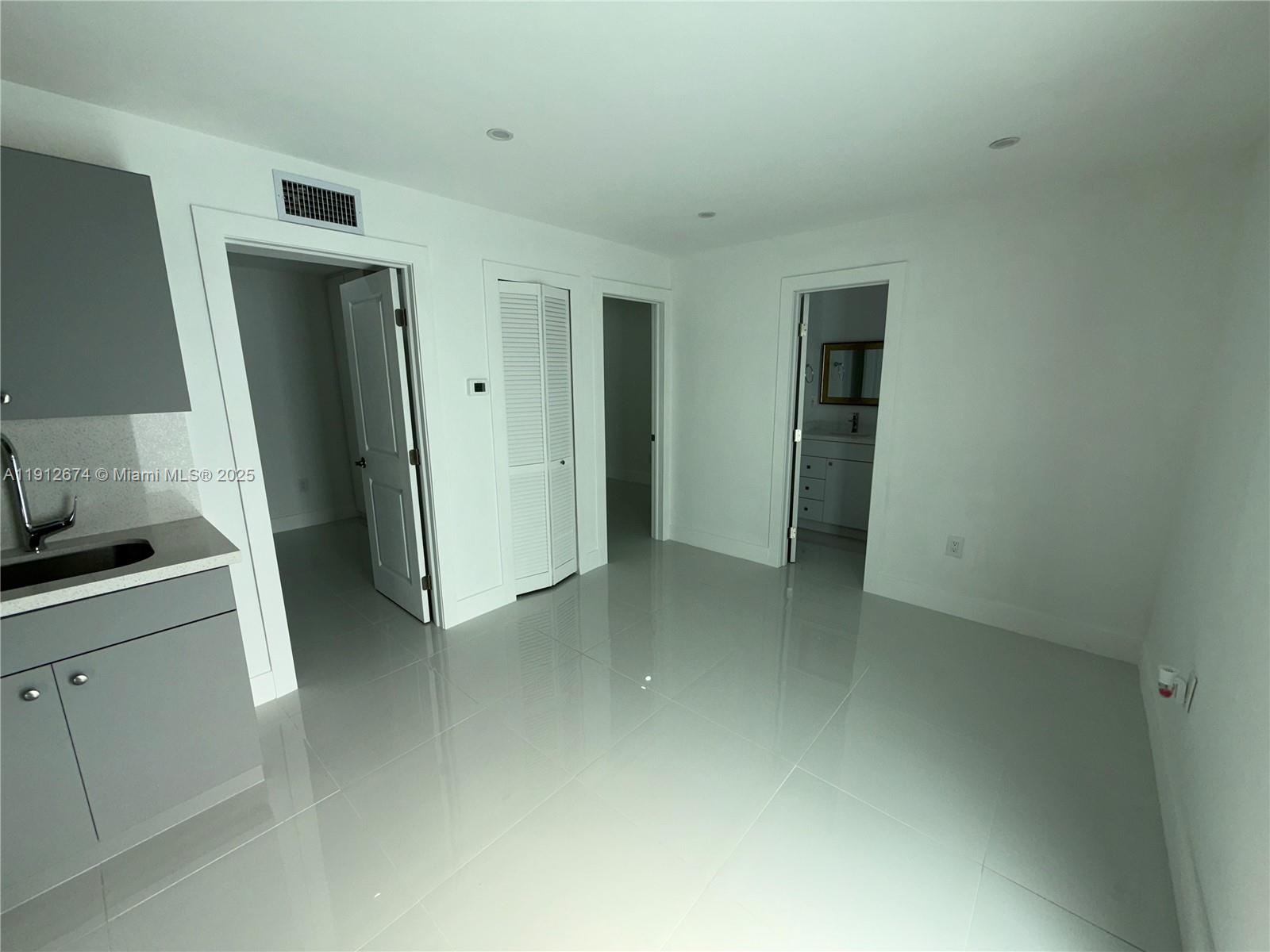 PALM SPRINGS ESTS 9TH ADD - Residential Lease