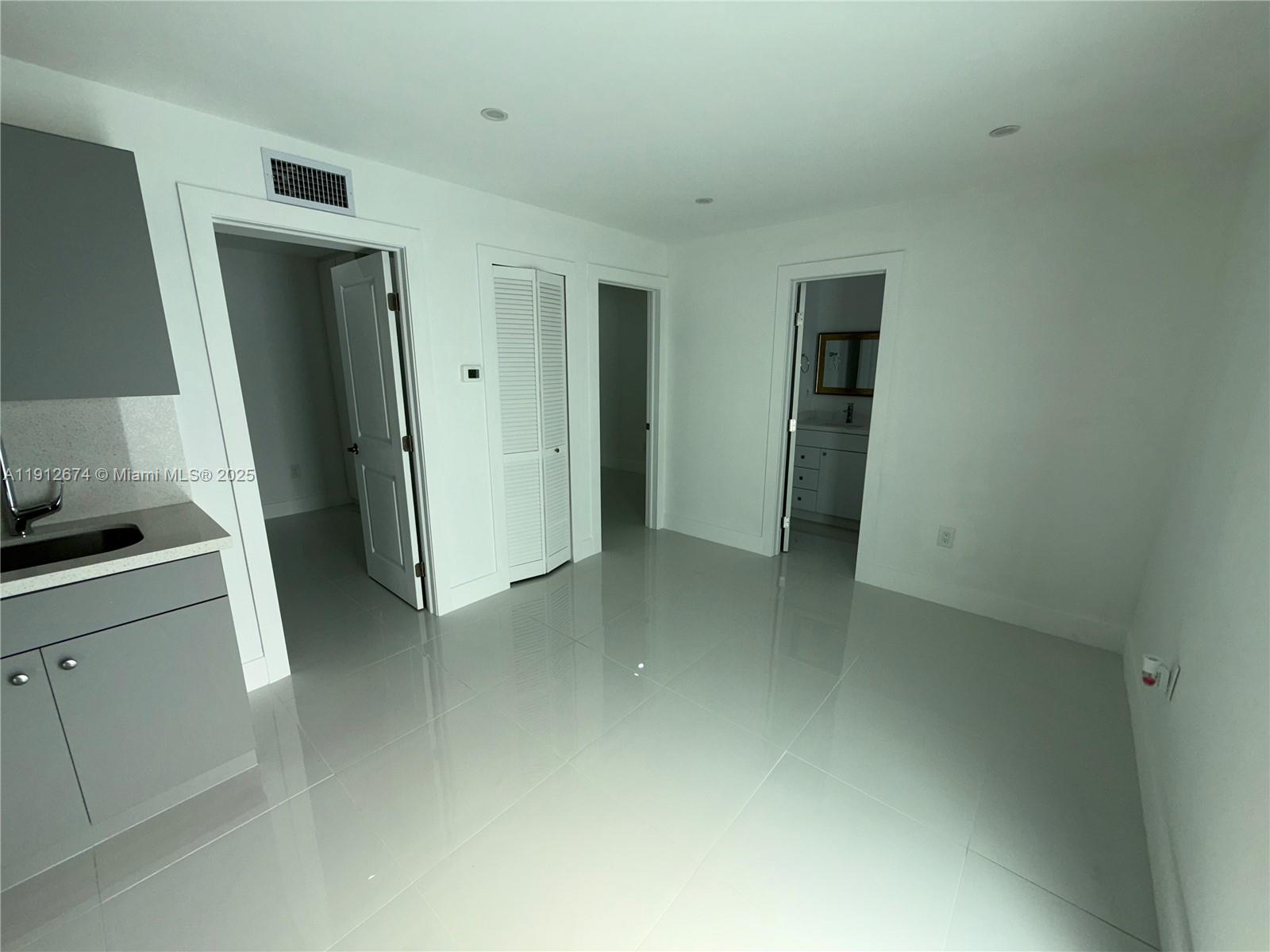 PALM SPRINGS ESTS 9TH ADD - Residential Lease