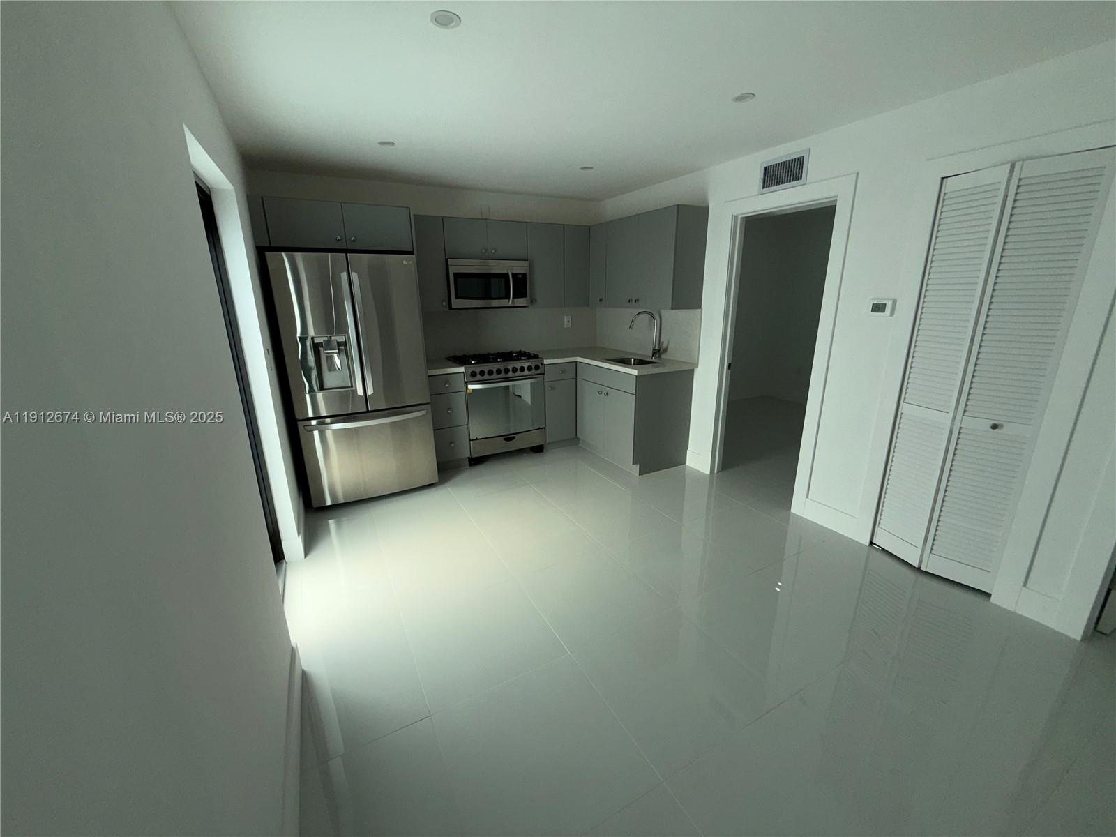 PALM SPRINGS ESTS 9TH ADD - Residential Lease