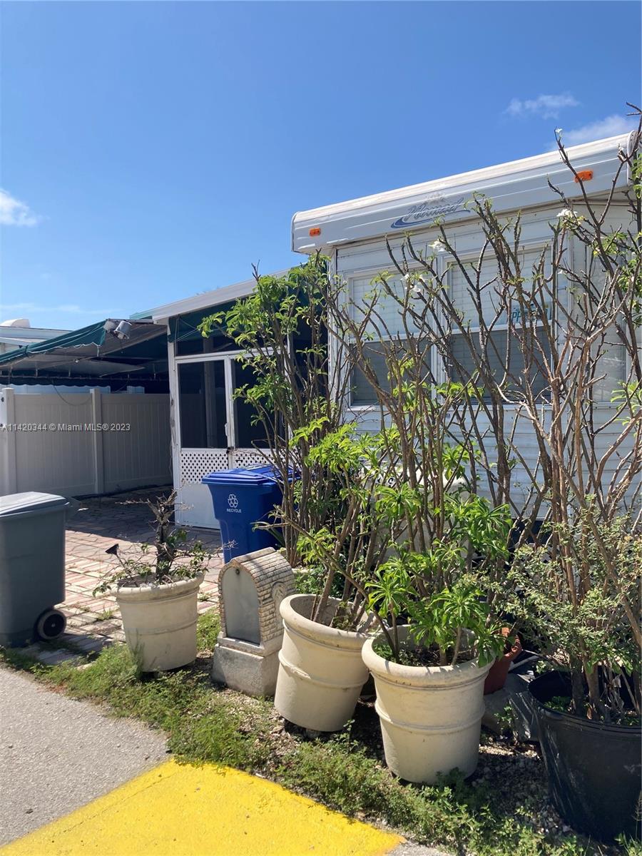Photo 1 of 1 of 325 Calusa St mobile home