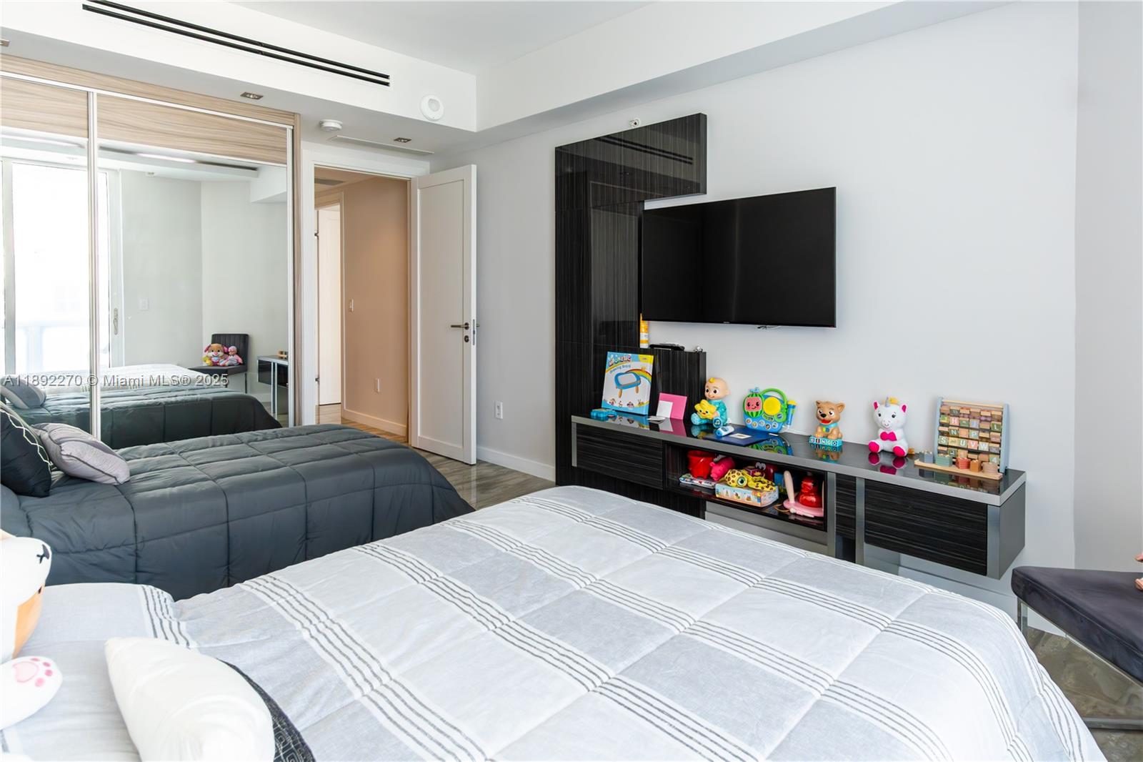 OCEANIA I CONDO - Residential