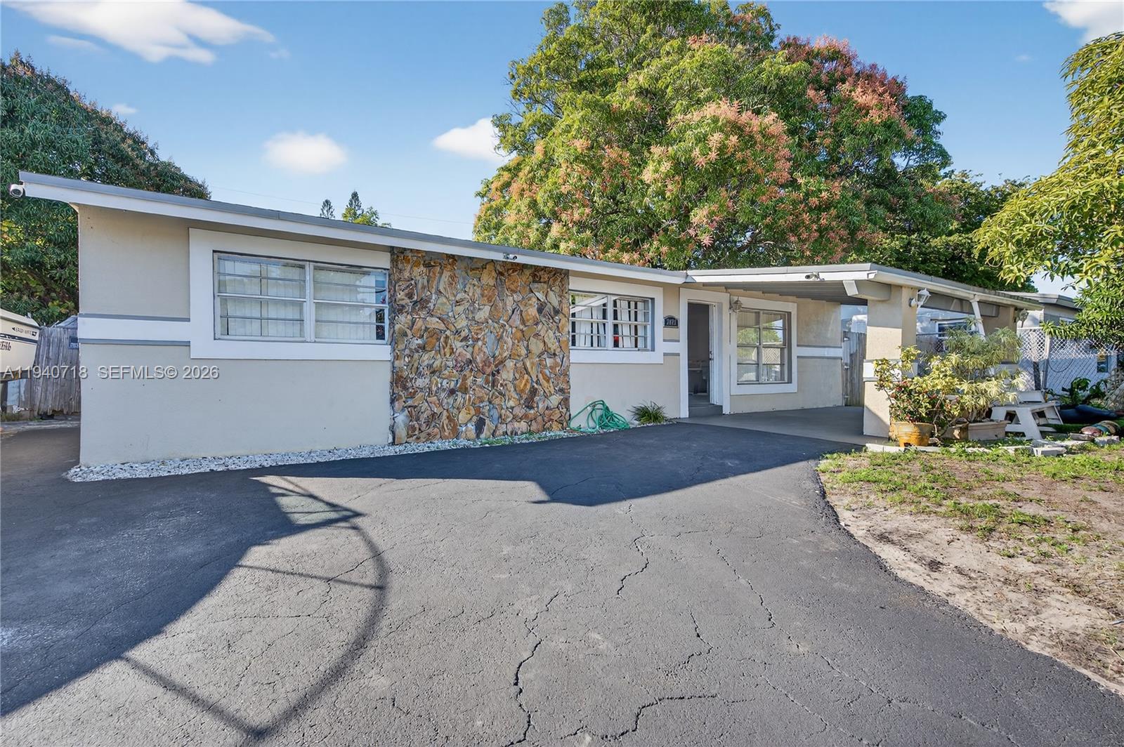 ROYAL PALMS PARK - Residential