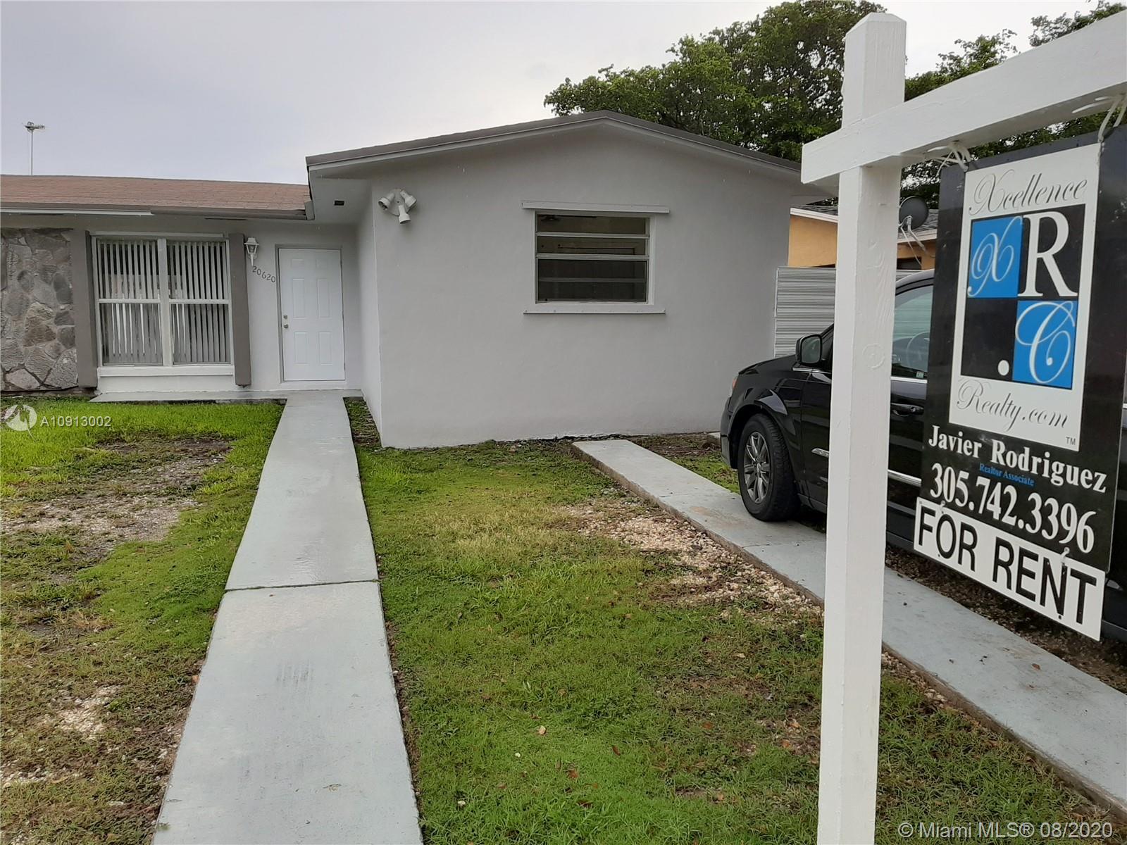 3/2 UNIT. EXCELLENT CONDITION, UPDATED KITCHEN, AND BATHROOM. OWNER JUST INSTALLED NEW TILE IN THE ENTIRE HOUSE. WASHER AND DRYER INCLUDED.