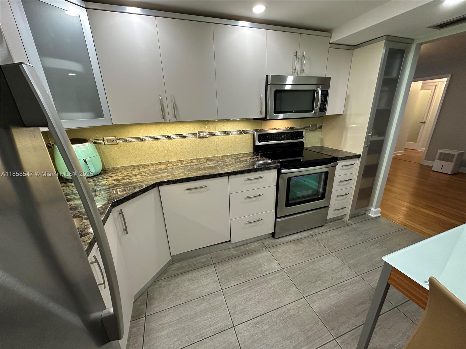 6039 Collins Ave 1205