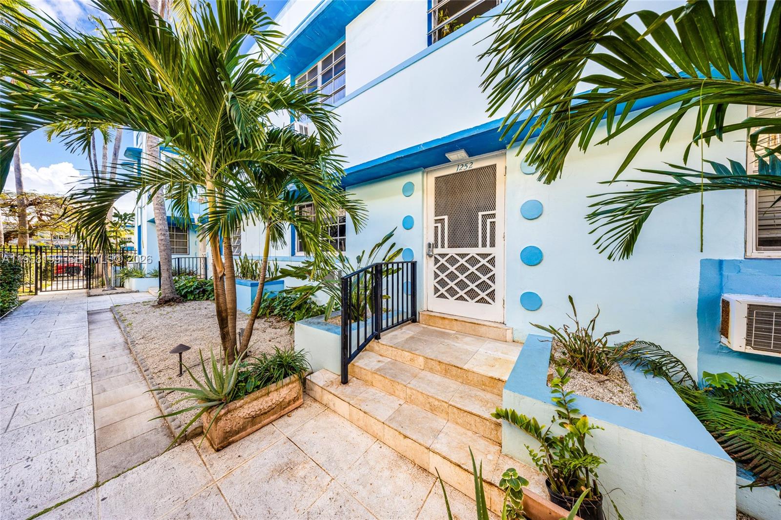 THE VINTAGE EAST CONDO - Residential